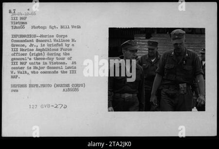 Le commandant du corps des Marines, le général Wallace M. Greene Jr., est informé par un officier de la Force amphibie des Marines III au cours d'une visite de trois jours des unités DE LA CARTE III au Vietnam. Le major général Levis W. Walt, qui commande la CARTE III, est également présent sur la photo. Image prise le 7 janvier 1966 et prise par le sergent Bill Weih. Photo du Département de la Défense. Banque D'Images