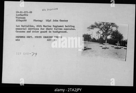 Des soldats du 1e Bataillon, 26e Régiment de Marines se réunissent pour un service commémoratif au Vietnam le 27 septembre 1969. Le secrétaire adjoint à la Marine John Warner, le secrétaire à la Défense Melvin Laird et le Dr Norman Vincent Peale sont présents. En arrière-plan, des croix et une garde de couleur sont visibles. Cette photo capture un moment solennel de souvenir pendant la guerre du Vietnam. Banque D'Images