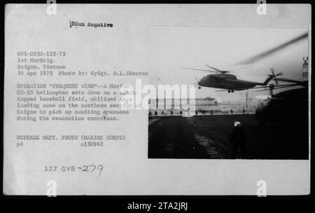 Légende : un hélicoptère Marine CH-53 atterrit en toute sécurité sur un terrain de baseball à Saigon pendant l'opération vent fréquent, l'évacuation de Phnom Penh et Saigon en 1975. L'hélicoptère récupère les évacués pendant l'exercice. Cette photo a été prise le 29 avril 1975 par GySgt. D.L. Shearer dans le cadre de la documentation des activités militaires américaines pendant la guerre du Vietnam. Banque D'Images