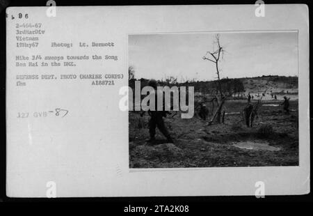 Infanterie de marine patrouillant dans la zone démilitarisée (DMZ) au Vietnam le 19 mai 1967. Les soldats appartiennent à la 3e Division des Marines. Cette photographie, prise par le lieutenant Dermott Mike, capture les conditions de combat intenses alors qu'ils balayent vers le Song Ben Hai. Il s'agit d'une photo officielle du ministère de la Défense (corps des Marines) avec le numéro d'identification A188721 127 GVB-87. Banque D'Images