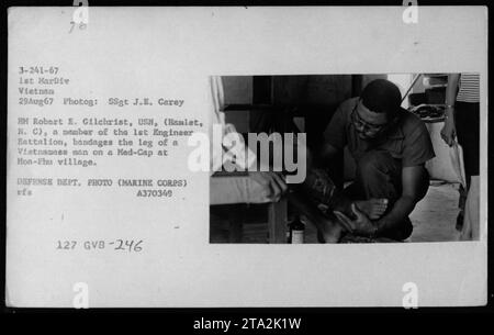 Un membre du 1e bataillon du génie, HM Robert E. Gilchrist, USN, de Hamlet, N.C., bande la jambe d'un Vietnamien lors d'un Med-Cap (programme d'action civile médicale) dans le village de Hoa-Phu. La photo a été prise le 29 août 1967 par le SSgt J.E. Carey de la 1e MarDiv au Vietnam. Banque D'Images