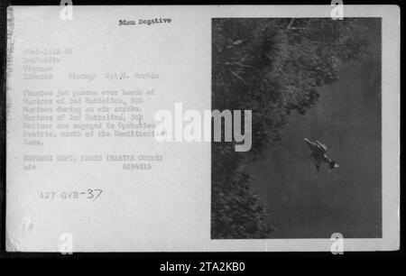Un avion fantôme F-4 du corps des Marines des États-Unis survole le 2e Bataillon du 5e Marines lors d'une frappe aérienne le 13 octobre 1966, lors de l'opération Prairie au sud de la zone démilitarisée, au Vietnam. Banque D'Images