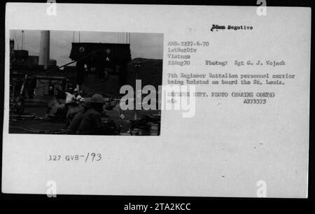 Les ingénieurs du 7e Bataillon du génie de la 1re Division des Marines se préparent à transporter un porte-troupes sur le navire Louis pendant la guerre du Vietnam le 22 août 1970. Photo du Sgt G. J. Vojack, Département de la Défense, corps des Marines, montrant la construction militaire et la logistique. Banque D'Images