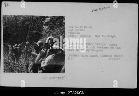 Un groupe de soldats du premier bataillon, 9e marine, connu sous le nom de compagnie de golf 2/3, est vu en action lors de l'opération Dewey Canyon au Vietnam en février 1969. Ils sont montrés se déplaçant à travers Darey Canyon. Cette photographie est une photo officielle du ministère de la Défense prise par le caporal Randolph du corps des Marines pendant l'opération. Banque D'Images