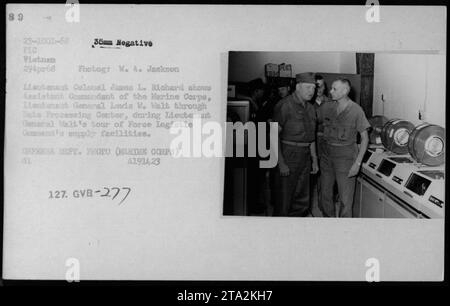 Le lieutenant-colonel James L. Richard donne une visite du centre de traitement des données au lieutenant-général Lewis W. Walt, commandant adjoint du corps des Marines, lors de sa visite aux installations d'approvisionnement du Commandement logistique de la Force au Vietnam le 29 avril 1968. Banque D'Images