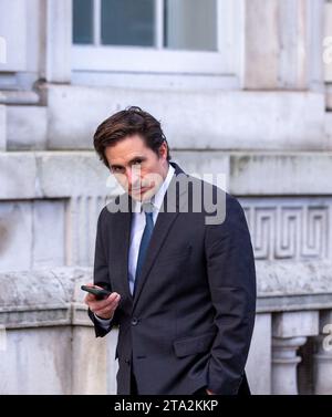 Londres, Royaume-Uni. 28 novembre 2023. Johnny Mercer, ministre des anciens combattants à l'extérieur du cabinet 70 Whitehall Credit : Richard Lincoln/Alamy Live News Banque D'Images