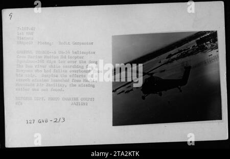 'Hélicoptère UH-34 de Marine Medium Helicopter Squadron-361 effectuant une recherche minutieuse au-dessus de la rivière Song Thu bon pour un Navyman qui est tombé par-dessus bord. Malgré les efforts de recherche lancés à partir de Marble Mountain Air Facility, le marin n'a pas été retrouvé. Prise le 18 avril 1967, pendant la guerre du Vietnam. (Département de la Défense des États-Unis, photographe : 2nd Lt. Carpenter) » Banque D'Images