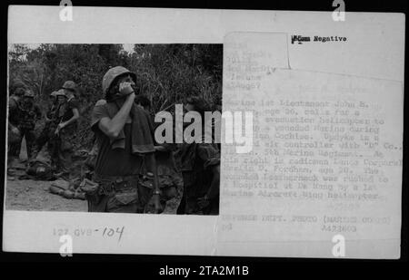 Le 1st Lieutenant John E. Updyke, 26 ans, appelle à un hélicoptère d'évacuation sanitaire pour récupérer un Marine blessé lors de l'opération Cochise le 22 août 1967. Il est un contrôleur d'air avant avec 'd' Co., IST BN. 5e Régiment de Marines. Radioman lance Caporal Marlin D. Fordham, 20 ans, est à ses côtés. Le Marine blessé a été transporté à Da Nang par un hélicoptère de la Marine Aircraft Wing. Banque D'Images