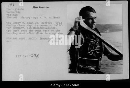 Un soldat de la compagnie 'B', 1e reconnaissance, le sergent A. V. Huffman, prend une photo alors que le caporal Jerry T. Egan rame le bateau jusqu'au quai d'atterrissage après avoir terminé une plongée au cours d'une mission de reconnaissance au Vietnam. La photo a été prise le 20 novembre 1968 par le sergent Huffman et le Cpl Egan en négatif de 35 mm. Banque D'Images