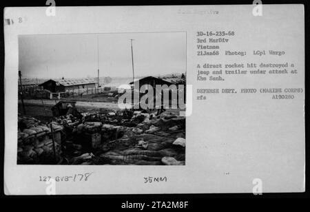 Une roquette directement touchée à Khe Sanh le 21 janvier 1968 a entraîné la destruction d'une jeep et d'une remorque, comme l'a montré cette photographie prise par le Lcpl Wargo. L'image montre les conséquences de l'attaque au cours de laquelle les véhicules ont été endommagés. Cette photo fait partie de la collection mettant en évidence les activités militaires américaines pendant la guerre du Vietnam. Banque D'Images