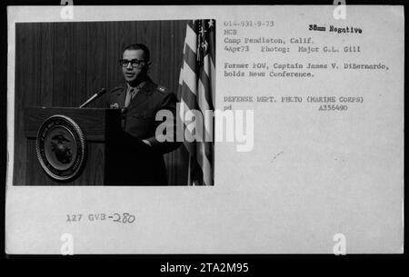 Le capitaine James V. DiBernardo, ancien prisonnier de guerre, tient une conférence de presse au camp MCB Pendleton, Californie, le 4 avril 1973, pendant l'opération Homecoming, dans le cadre du rapatriement des prisonniers de guerre des Marines américains de la guerre du Vietnam. Banque D'Images