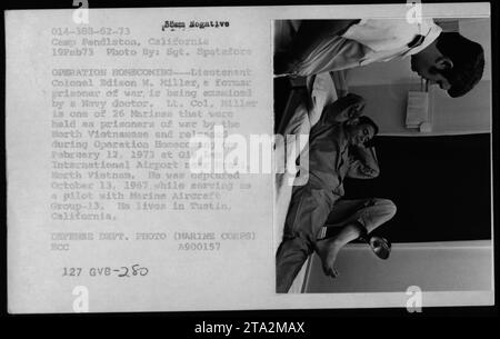 Opération Homecoming - Lieutenant Colonel Edison W. Miller, ancien prisonnier de guerre, examiné par un médecin de la Marine. Le lieutenant-colonel Miller est l'un des 26 Marines libérés par les Nord-Vietnamiens lors de l'opération Homecoming le 12 février 1973. Il a été capturé le 13 octobre 1967 et réside à Tustin, en Californie. Banque D'Images