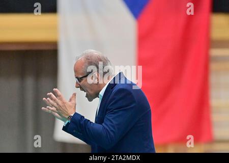 Ceske Budejovice, République tchèque. 28 novembre 2023. Entraîneur de Wegiel Marcelo Mendez gestes lors du match du 2e tour de la Ligue des champions de volleyball masculin Jihostroj Ceske Budejovice vs Jastrzebski Wegiel à Ceske Budejovice, République tchèque, le 28 novembre 2023. Crédit : Vaclav Pancer/CTK photo/Alamy Live News Banque D'Images