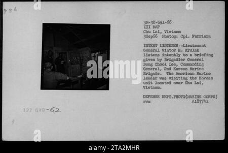 Le lieutenant-général Victor H. Krulak écoute un briefing donné par le brigadier-général Bong School Lee, commandant général de la 2e brigade des Marines coréennes. La photo a été prise le 3 septembre 1966, à Chu Lai, Vietnam. Le général de corps d'armée Krulak visitait l'unité coréenne lors de sa visite dans la région. Banque D'Images