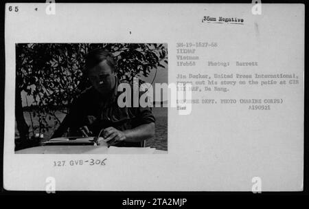 Le journaliste Jim Decker de United Press International écrit son histoire sur le patio de CIB III MAF, Da Nang DEFENSE DEPT. PHOTO (MARINE CORPS) fhm A190521 légende de cette image tirée de photographies des activités militaires américaines pendant la guerre du Vietnam. Banque D'Images