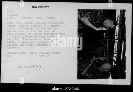 Marine General Leonard F. Chapman Jr., commandant du corps des Marines, administrant le serment de réenrôlement au sergent-chef Russ J. Hopkins, technicien alimentaire du commandement. L'événement s'est produit lors d'un banquet de petit déjeuner pour le général Chapman et les sous-officiers d'état-major au Camp Jayk. Cette photographie a été prise le 4 août 1970, au CAMP JAYK. LIVRES, Vietnam, par MSgt. Looney. (Photographie : M. Sgt. Looney / Département de la Défense) Banque D'Images