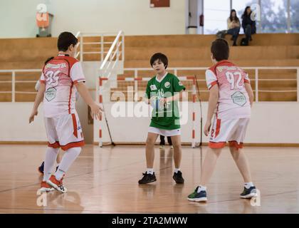 Viana do Castelo, Portugal - 13 novembre 2021 : joueur d'Afifense en action contre Vermoim, jeu de handball comptant pour le Tournoi Intantis. Banque D'Images