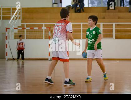 Viana do Castelo, Portugal - 13 novembre 2021 : joueur d'Afifense en action contre Vermoim, jeu de handball comptant pour le Tournoi Intantis. Banque D'Images