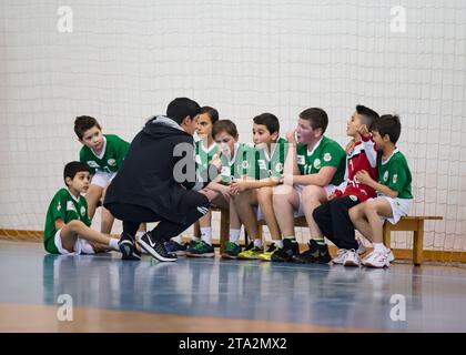 Viana do Castelo, Portugal - 13 novembre 2021 : joueur d'Afifense en action contre Vermoim, jeu de handball comptant pour le Tournoi Intantis. Banque D'Images