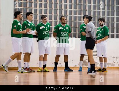 Viana do Castelo, Portugal - 13 novembre 2021 : joueur d'Afifense en action contre Vermoim, jeu de handball comptant pour le Tournoi Intantis. Banque D'Images