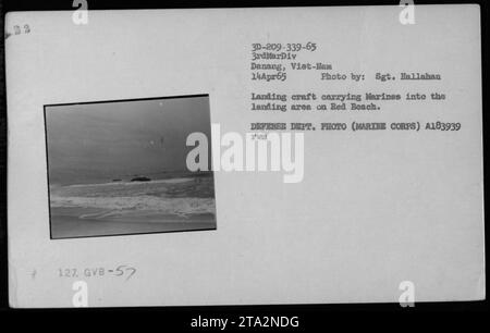 Les Marines arrivent à Red Beach à Da Nang, au Vietnam, le 14 avril 1965. L'image montre un engin de débarquement transportant les Marines alors qu'ils se préparent à faire leur chemin sur le rivage. Cette photographie documente de manière factuelle les activités militaires américaines pendant la guerre du Vietnam. Banque D'Images