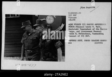 Le lieutenant-général Lewis W Walt visite la III Marine Amphibious Force (III MAF) au Vietnam le 1 novembre 1970. Il est accompagné du Lieutenant-général Keith B. McCutcheon, commandant général de L'IIX MAF. Cette photo capture une importante visite militaire pendant la guerre du Vietnam. (Source : Département de la défense Photo, Marine corps, A194792) Banque D'Images