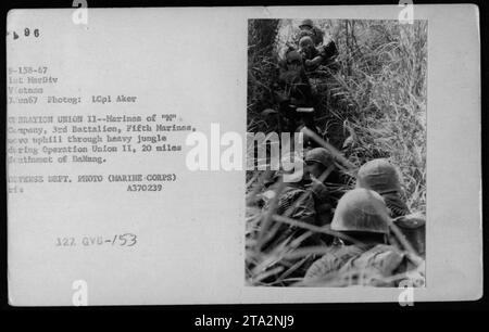 Les Marines de la Compagnie, 3e Bataillon, 5e Marines, avancent vers le haut à travers la jungle dense pendant l'opération Union II, à 20 miles au sud-ouest de Dalang, Vietnam le 7 juin 1967. Photographie prise par le Lcpl Aker. Photo du ministère de la Défense (corps des Marines), A370239. Banque D'Images