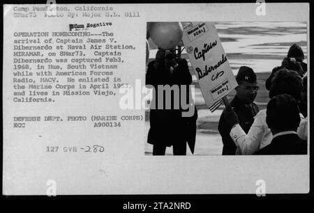 Le capitaine James V. Dibernardo, un ancien prisonnier de guerre capturé à Hué, au Sud-Vietnam, arrive à la base aéronavale Miramar le 8 mars 1973, dans le cadre de l'opération Homecoming. Il sert avec American Forces radio, MACV, et s'enrôle dans le corps des Marines en avril 1953. Il réside à Mission Viejo, en Californie. Cette photographie a été prise par le major G.L. Gill. Banque D'Images