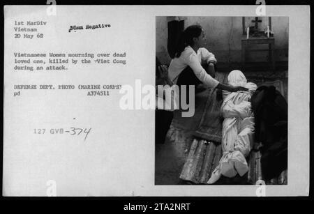 Les femmes vietnamiennes pleurent la perte d'un être cher qui a été tué lors d'une attaque Wiet Cong. Cette photographie a été prise le 20 mai 1968, et est tirée d'une collection d'activités militaires américaines pendant la guerre du Vietnam. Crédit image : DEFENSE DEPT. PHOTO (MARINE CORPS). Banque D'Images