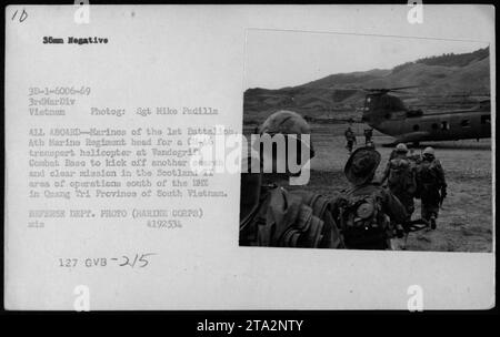 Les Marines se préparent à embarquer à bord d'hélicoptères de transport CH-46 à la base de combat de Vandegrift pour une mission de recherche et de clarification dans la zone d'opérations Scotland II dans la province de Quang Tri, au Sud-Vietnam. Cette photographie a été prise en 1969 par le sergent Mike Padilla de la 3e Division des Marines. Banque D'Images