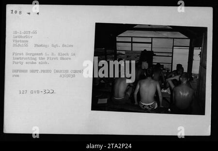 Le 26 juillet 1966, le premier sergent L.R. Klock donne des instructions aux plongeurs du club de plongée First Shore Party au Vietnam, photographié par le sergent salve de la 1re division des Marines. Banque D'Images