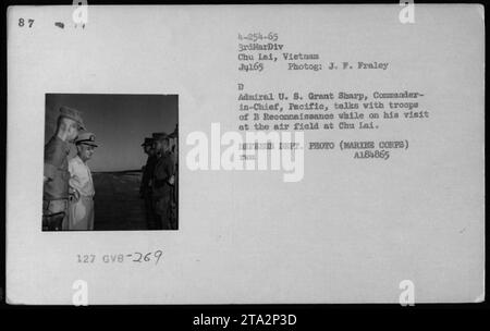 L'amiral U. S. Grant Sharp, commandant en chef du Pacifique, rend visite aux troupes de B reconnaissance lors de sa visite sur le terrain d'aviation de Chu Lai en juillet 1965. Cette photographie capture des officiers et des fonctionnaires, dont Robert McNamara, Richard Nixon et Billy Graham, discutant des activités militaires pendant la guerre du Vietnam. L'image a été prise par J. F. Fraley et fait partie de la collection des activités militaires américaines à cette époque. Banque D'Images