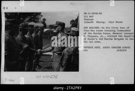 Le général Leonard F. Chapman, Jr., visite la 2e brigade des Marines de la République de Corée à Chu Lai lors de sa première tournée au Vietnam en tant que commandant du corps des Marines le 12 janvier 1968. Cette photographie capture des officiers et des fonctionnaires pendant la visite. (Photographie : Lcpl Moore, Département de la Défense - corps des Marines) Banque D'Images