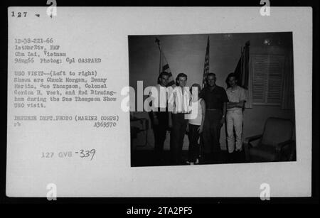 Visite de l'OSU à Chu Lai, Vietnam, le 9 août 1966. L'image montre Chuck Morgan, Denny Martin, Sue Thompson, le colonel Gordon H. West, et Rod Birmingham lors de la visite de Sue Thompson Show USO. Cette photographie a été prise par le Cpl GASPARD et fait partie des archives du corps des Marines des États-Unis. Banque D'Images