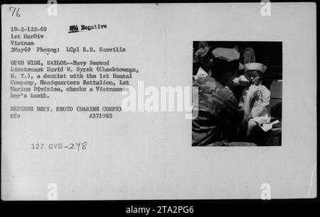 Le sous-lieutenant David W. Syrek, dentiste de la 1e compagnie dentaire, bataillon du quartier général de la 1e division des Marines, examine les dents d'un garçon vietnamien lors d'un programme d'action civile médicale (MEDCAP) au Vietnam. L'image a été prise le 2 mai 1969 par le lcpl R.B. Sanville. Banque D'Images