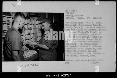 Le député démocrate Paul J. Krebs du New Jersey relie le courrier qui a été trié par le caporal Robert W. Hopper du bureau de poste de la 3e Division des Marines au Vietnam. Les lettres, envoyées par les Marines du New Jersey, partent pour divers endroits dans l'État. Le député Krebs a visité des installations postales dans la région de Danang avec Paul R. Andrews, inspecteur en chef adjoint du département des postes. Banque D'Images