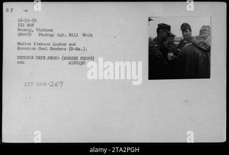 Le secrétaire à la Défense des États-Unis Robert McNamara, le président Richard Nixon et l'influent chef religieux Billy Graham sont vus ensemble dans cette photographie prise le 9 novembre 1965 à Danang, au Vietnam. L'image capture un moment important, mettant en évidence la présence de hauts fonctionnaires pendant la guerre du Vietnam. Banque D'Images