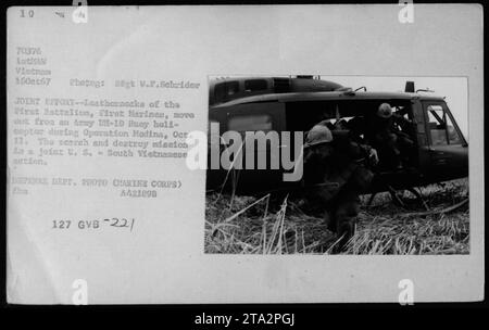 Les Marines AMÉRICAINS débarquent d'un hélicoptère UH-1D Huey de l'armée américaine lors de l'opération Madina le 11 octobre 1967. Cette mission conjointe entre les forces américaines et sud-vietnamiennes était une opération de recherche et de destruction au Vietnam. La photographie, prise par le SSgt W.F. Sclrider, illustre les efforts de collaboration des deux unités militaires. Banque D'Images