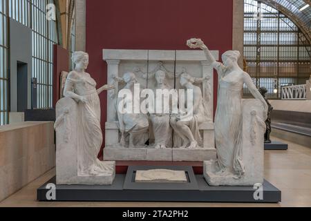 Paris, France - 11 18 2023 : Musée d'Orsay. Sculpture Monument à Jean-Jacques Rousseau sculpté par Albert Bartholome Banque D'Images