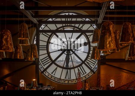 Paris, France - 11 18 2023 : Musée d'Orsay. Vue sur l'horloge depuis le restaurant du musée Banque D'Images
