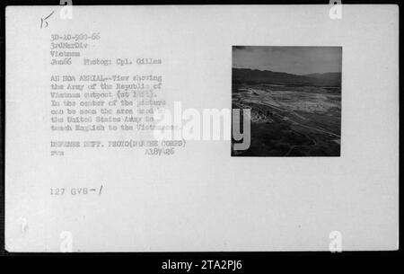 Image aérienne montrant l'avant-poste de l'armée de la République du Vietnam à l'emplacement 1 en juin 1966 à an Hoa, Vietnam. La photographie capture également la zone utilisée par les États-Unis pour enseigner l'anglais aux Vietnamiens. Cette photographie a été prise par le caporal Gilles All, photojournaliste du corps des Marines. Banque D'Images