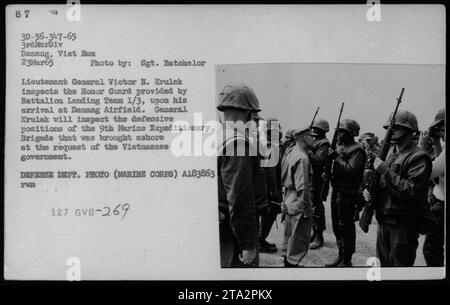 Le lieutenant-général Victor H. Krulak inspecte la garde d'honneur fournie par l'équipe de débarquement du bataillon 1/3, à son arrivée à l'aérodrome de Danang. Le général Krulak inspectera les positions défensives de la 9e brigade expéditionnaire des Marines qui a été amenée à terre à la demande du gouvernement vietnamien. 23 mars 1965. Photo par : Sgt. Batchelor. DEPT. DÉFENSE PHOTO (MARINE CORPS) A183863 127 GVB-269. Banque D'Images