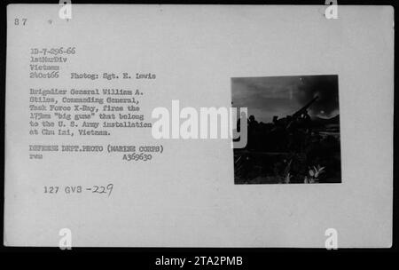 Le 24 octobre 1966, le brigadier général William A. Stiles, commandant général de la Task Force X-Ray, tire des canons de 175 mm de l'armée américaine à Chu Lai, au Vietnam. L'image capture les opérations d'artillerie pendant la guerre du Vietnam. Banque D'Images
