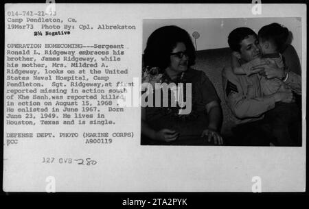 La photographie montre le sergent Ronald L. Ridgeway réuni avec sa famille au United States Naval Hospital, Camp Pendleton, lors de l'opération Homecoming le 19 mars 1973. Ridgeway a été porté disparu près de Khe Sanh et plus tard tué au combat le 15 août 1968. Il est originaire de Houston, Texas. Banque D'Images