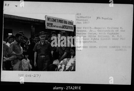 Le général William Westmoreland, le sénateur Harry F. Byrd et le vice-président Hubert Humphrey se rencontrent en janvier 1967. Dans une autre image, le général Wallace M. Greene Jr., commandant du corps des Marines, est vu avec le capitaine George Gibbs au hameau de Phuoc Nghia près du quartier général du FLC lors de leur visite au Vietnam en janvier 1967. Banque D'Images