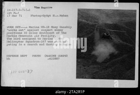 Légende : le Marine UH-1E Huey Gunship mène des frappes aériennes contre des positions suspectes ennemies à 18 miles au sud-ouest de l'installation aérienne de Marble Mountain le 17 mars 1971. Le navire de combat, affecté au Marine Light Helicopter Squadron-167, a participé à une mission de recherche et de destruction pendant la guerre du Vietnam. GVB-37. Banque D'Images