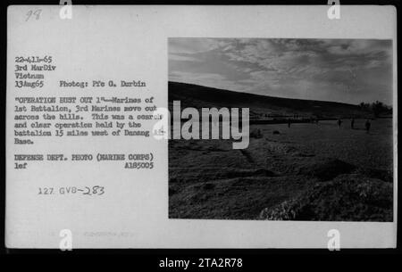 US Marines du 1e Bataillon, 3e Marines participant à l'opération Bust Out 1 au Vietnam, le 13 août 1965. Les Marines peuvent être vus se déplaçant à travers les collines à environ 15 miles à l'ouest de la base aérienne de Danang. Cette opération de recherche et de clarification a été menée par le bataillon. Photographie prise par PFE G. Durbin, photo du Département de la Défense (corps des Marines) A185005 lef 127. Banque D'Images