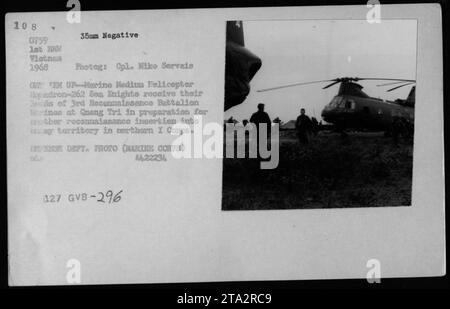 Les Marines de reconnaissance du corps des Marines AMÉRICAINES du 3rd reconnaissance Battalion embarquent le Marine Medium Helicopter Squadron-262 Sea Knights à Quang Tri en 1968 pour une mission en territoire ennemi dans le nord du 1er corps. Photographie du caporal Mike Servais. Banque D'Images