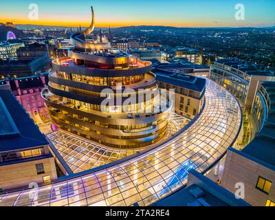 Vues aériennes de nuit depuis le drone du nouvel hôtel W a Marriott Bonvoy, au St James Quarter à Édimbourg, en Écosse, au Royaume-Uni Banque D'Images