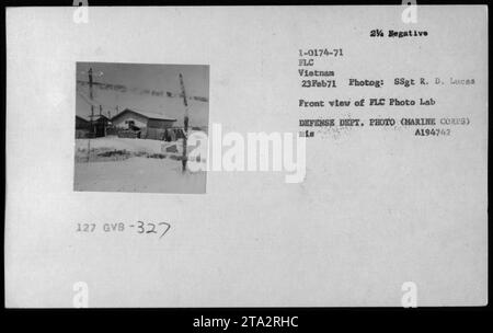 Vue de face du laboratoire photo FLC (Fleet Logistic Center) au Vietnam. L'image montre un mélange de bâtiments et de bunkers du corps des Marines américains et vietnamiens. Photographiée le 23 février 1971, la photo capture les structures qui ont été utilisées pendant les activités militaires américaines pendant la guerre du Vietnam. Banque D'Images